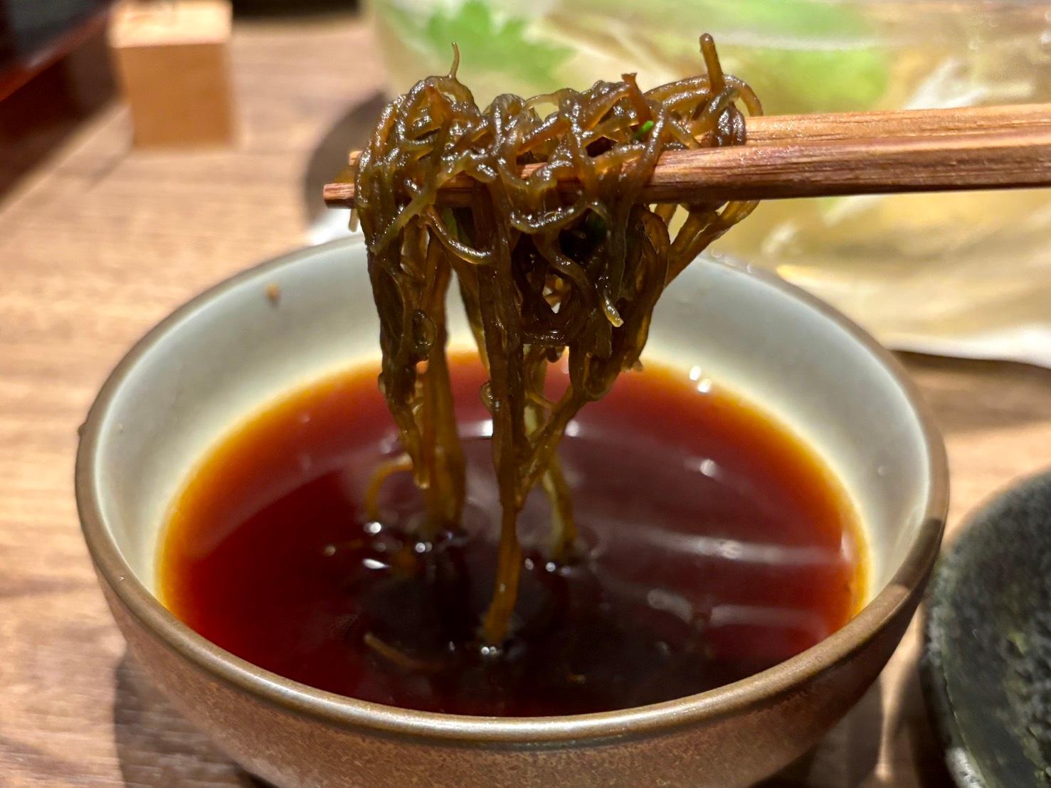 もずくをしゃぶしゃぶで。新感覚の食感と風味が楽しめる一品