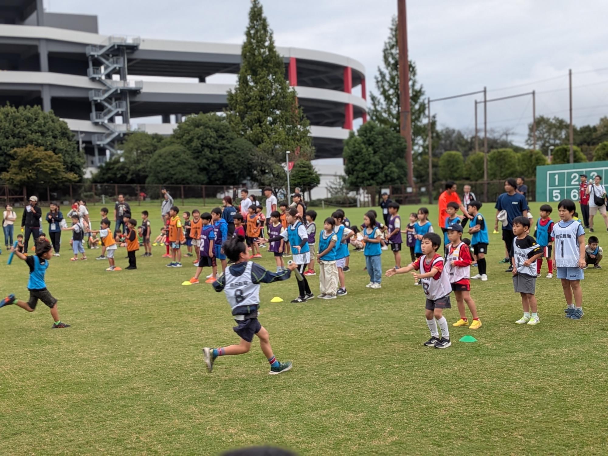 クライマックスのチーム対抗炉レー。子どもたちが全力疾走で競い合った（撮影：矢内由美子）