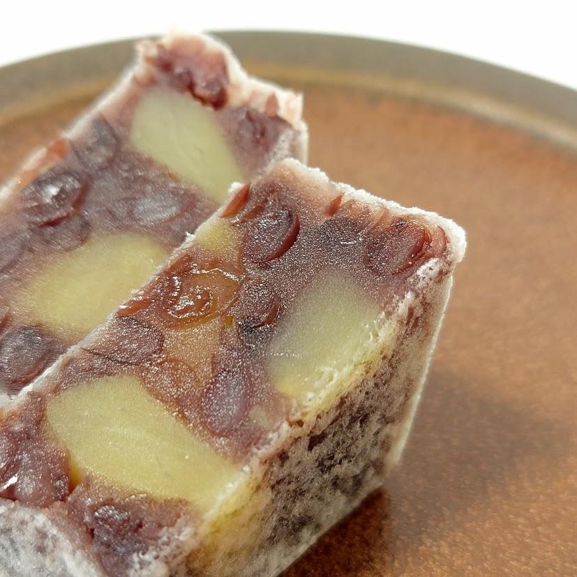 張りのある小豆の皮と蜜を吸い込んだ内側の差は歴然
