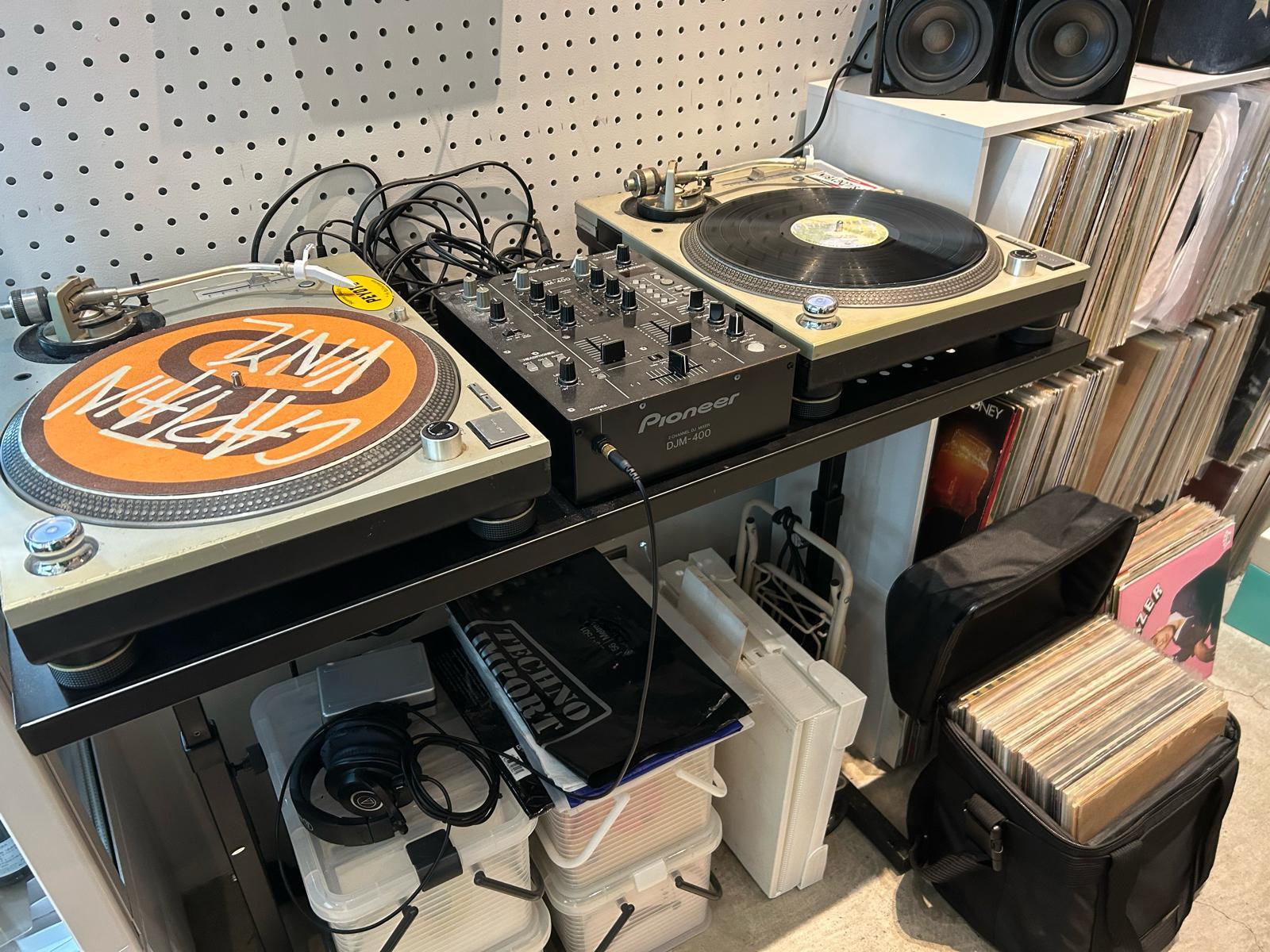 DJブース併設でいい音楽が聴けます