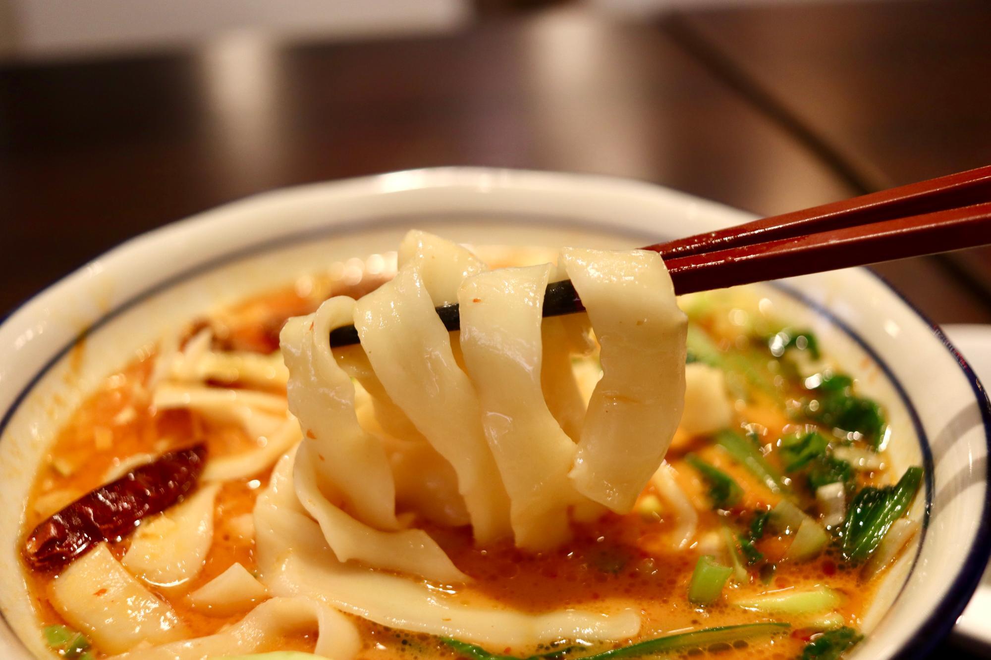 幅広の麺にスープが絡みます