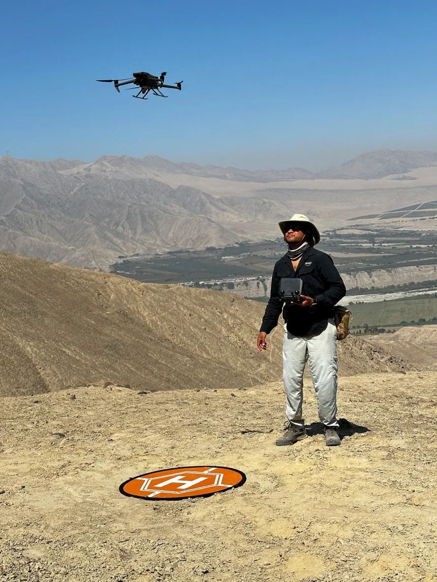 ドローンを駆使し、広大な遺跡の高精細な映像を撮影するジェイコブ・ボンガーズ博士/J. Rodríguez