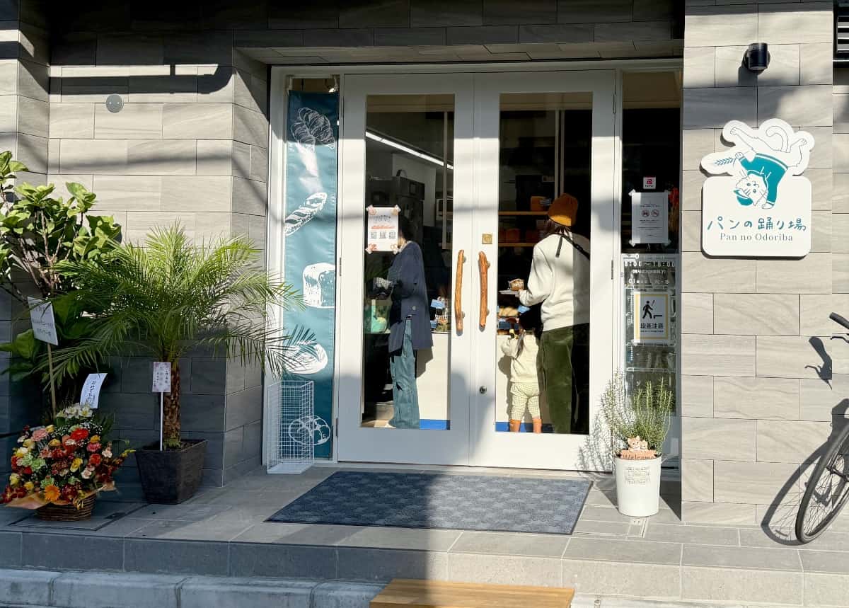 カフェ「芦屋麒麟堂 」の角を曲がるとすぐに見えます