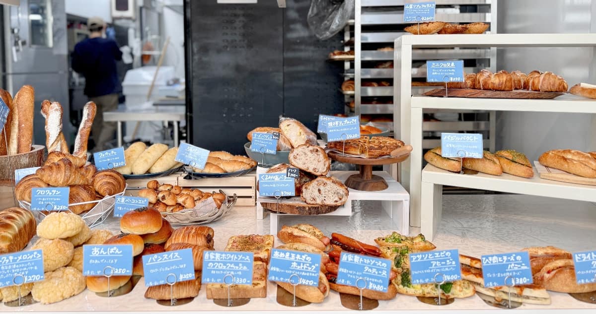 朝から焼き立てパンがずらり♪芦屋・打出の南側エリアに待望の新店『パンの踊り場』オープン [画像]