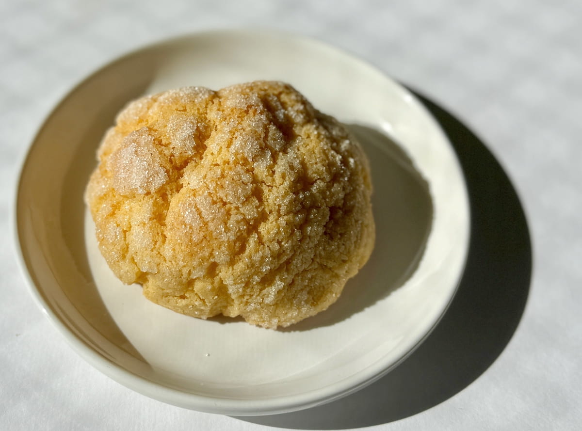 看板商品の「バタークッキーのメロンパン」270円（税込）クッキー生地のカリカリザクザクの食感にハマる♪