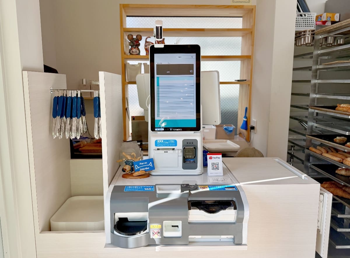 入り口左手にトレーがあります。自動精算中に手早くパンの袋詰めをしてくれますよ♪
