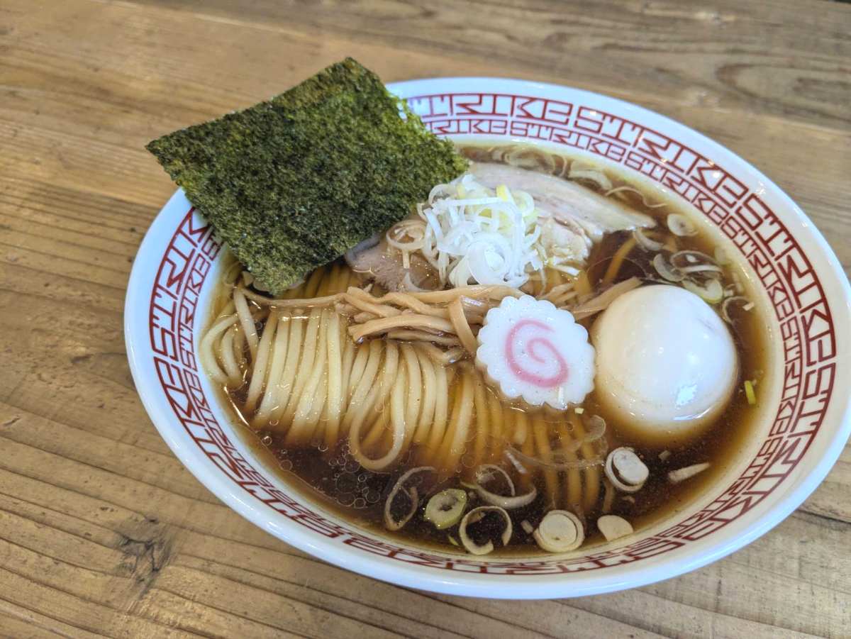 ラーメン「熱いのん（温）」700円（税込）※ゆで卵はトッピングプラス100円（税込）