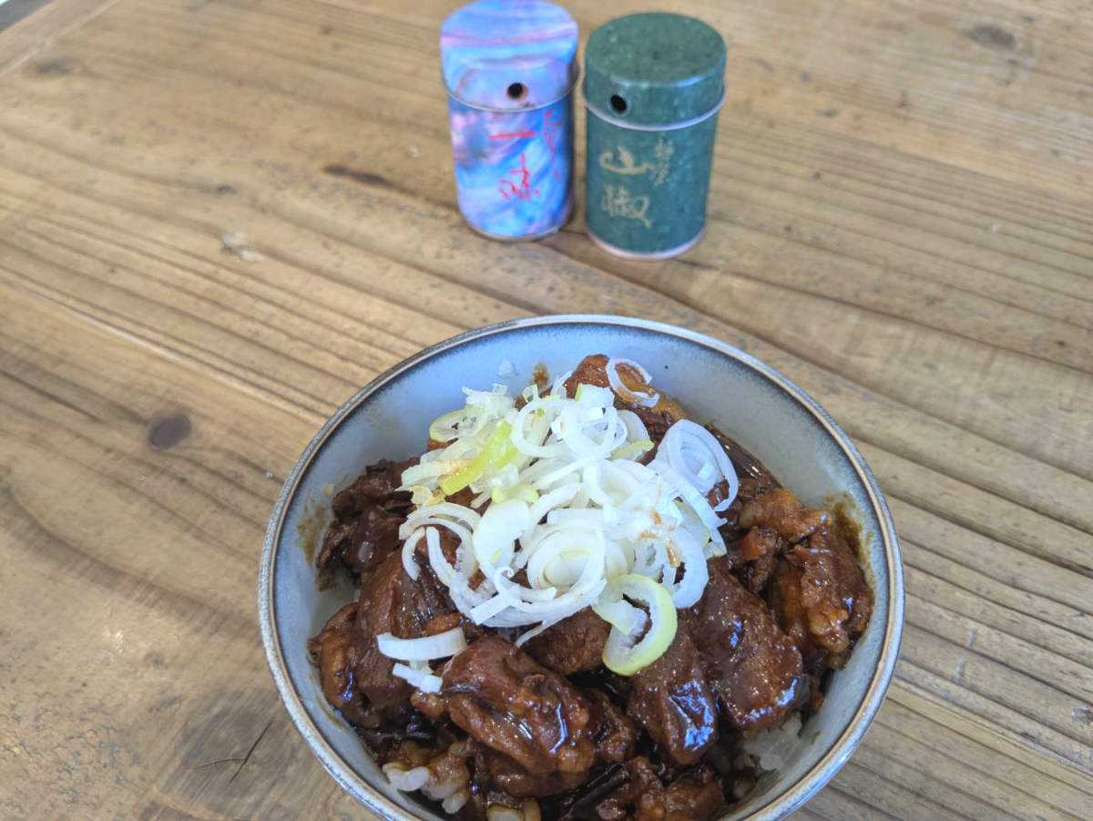 「豚煮込み丼」450円（税込）