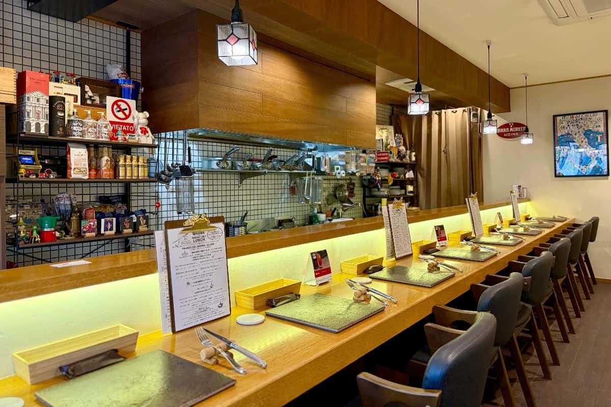 店内はカウンター7席のみ