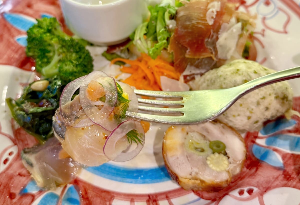 酸味がやさしい「スモークしたアジのカルパッチョ」は鮮度抜群