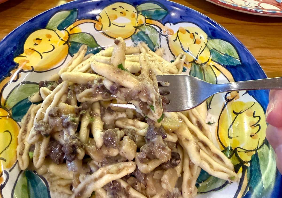 パスタをフォークにたくさん刺して食べるのが現地流