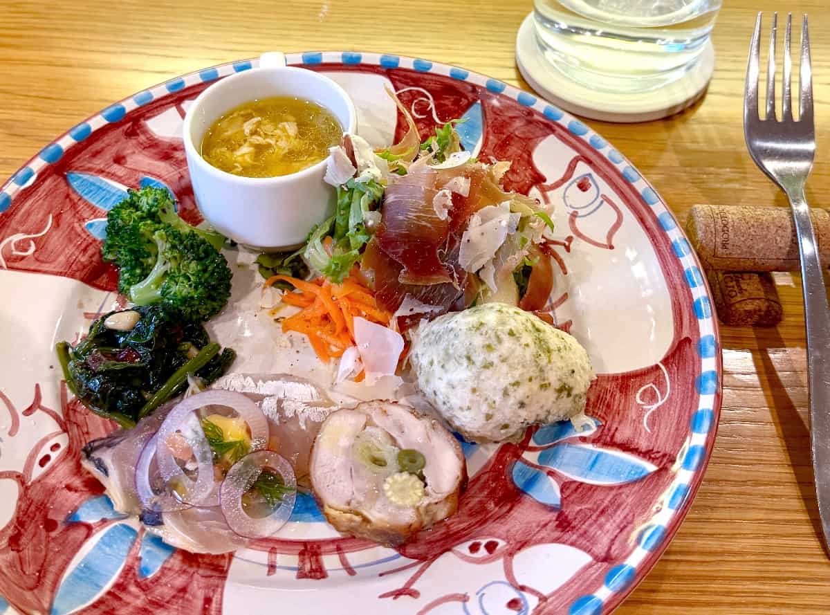 ※基本のランチセットの前菜は5種盛り（写真はプラス500円でアップグレードした7種盛り）