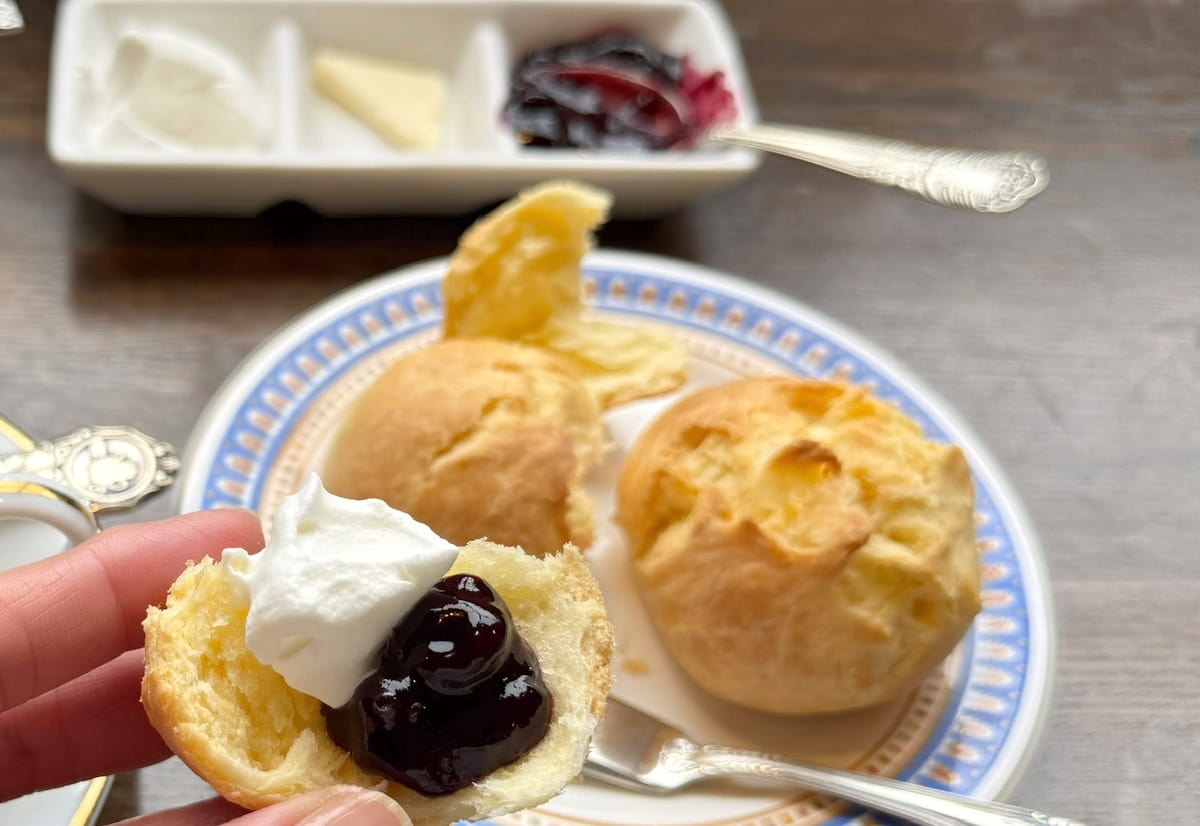 スコーンには生クリームとバターに、ジャム、はちみつ、あんバターから1種類選べます