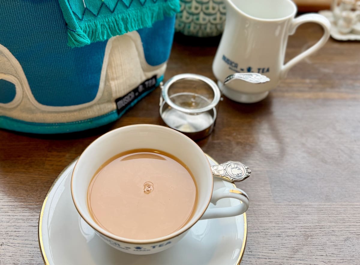 2杯目はミルクを入れて、まろやかな味わいを楽しみます