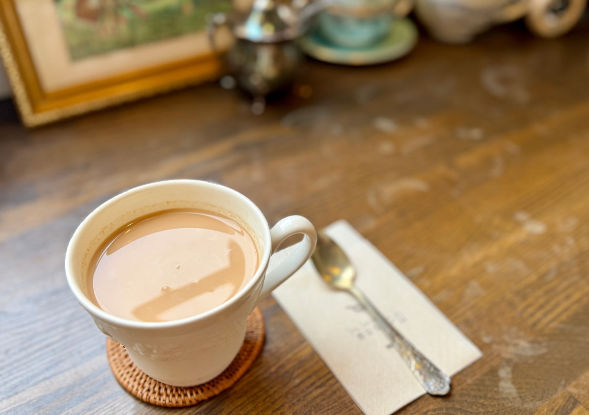 寒くなるこれからはミルクで煮込んだ紅茶「シチュード ティー」715円（税込）もおすすめ