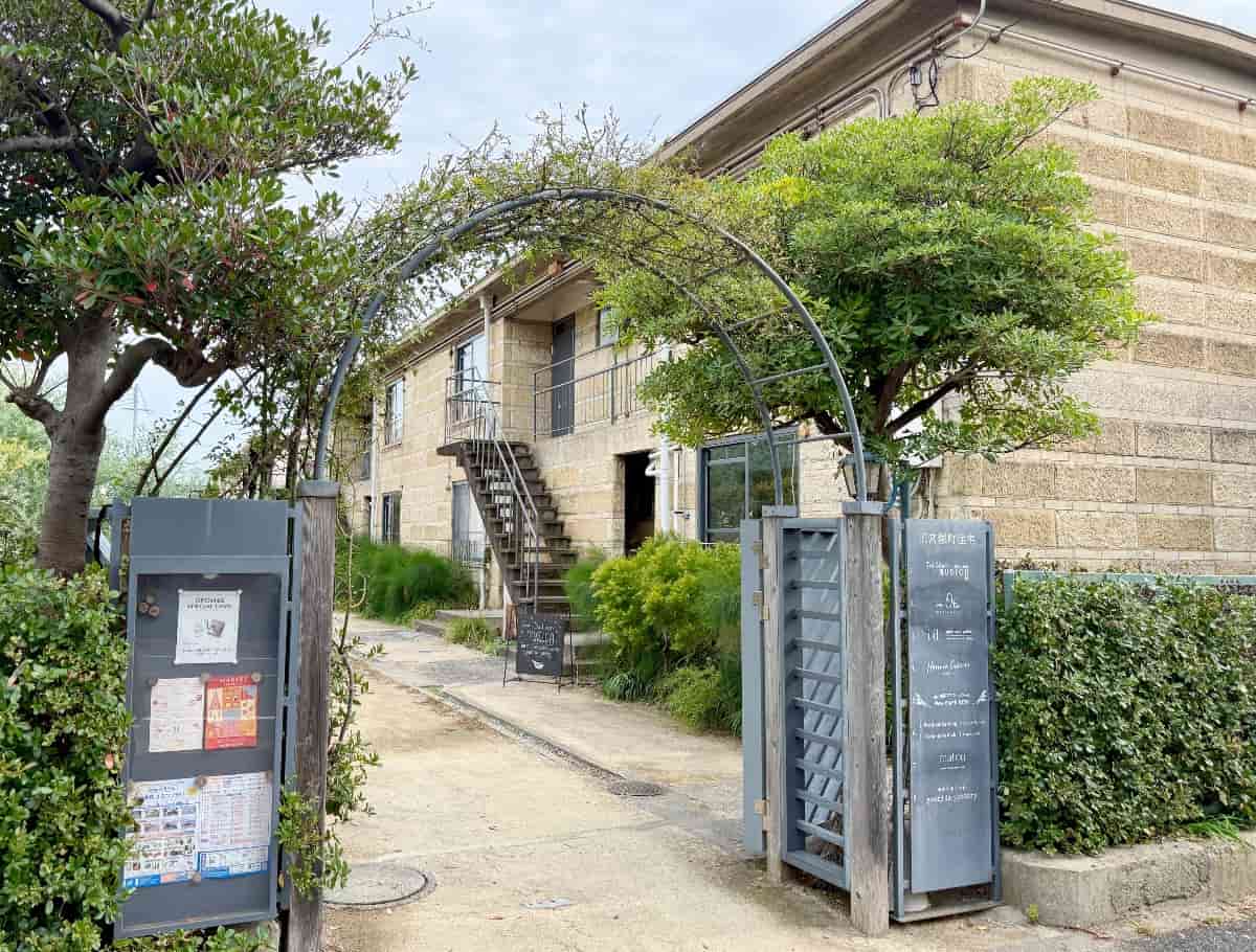 古き良き時代を思わせるあたたかな石造りの建物は雰囲気抜群