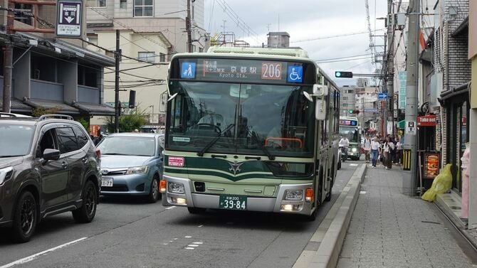 東大路通を走る206系統バス