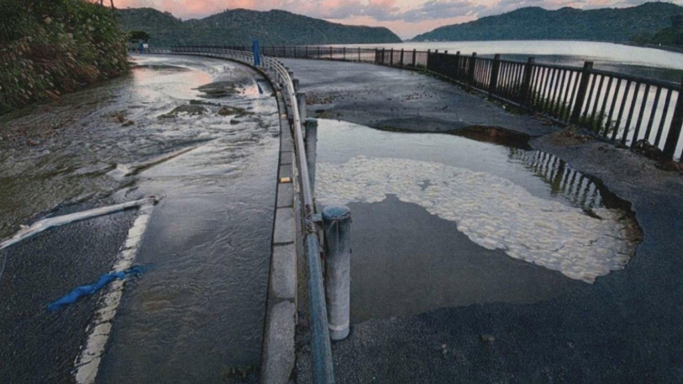 導水管が破裂した沖縄県大宜味村の県道（県企業局提供）