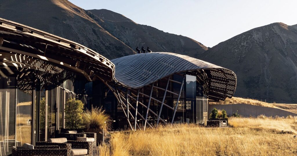 【ニュージーランド】まるで大草原に溶け込んだ宇宙船。南半球の「満天の星空」も楽しめる流線型ロッジの内側は？ | CREA Traveller