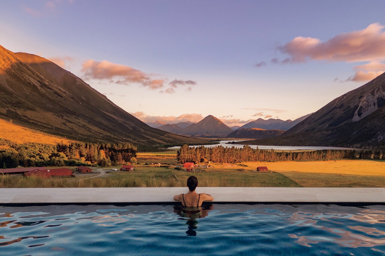 “ホームステッド”のプールからは壮大なカンタベリー高原の眺めに浸ることができる。©Lisa Sun Photography