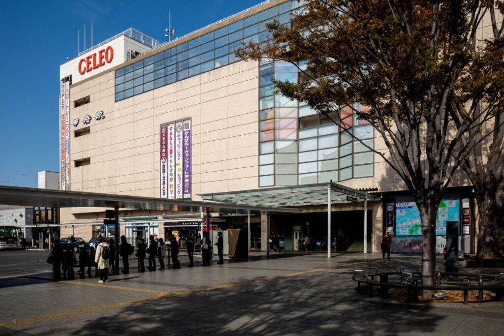 山梨県甲府駅にあったホワイトボードを思わず二度見！まさかのイラストに「画伯がいる」「これはすごい」 | LIMO | くらしとお金の経済メディア