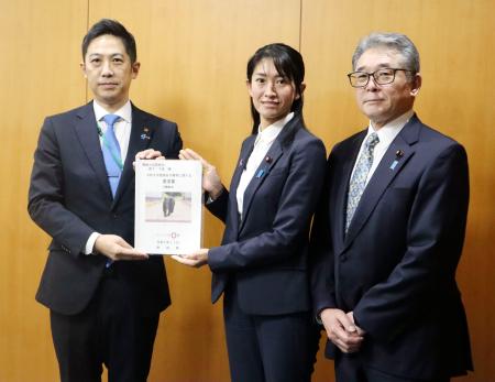 秋田県、クマ出没防止に支援要望 鈴木知事が環境省に | | 全国のニュース