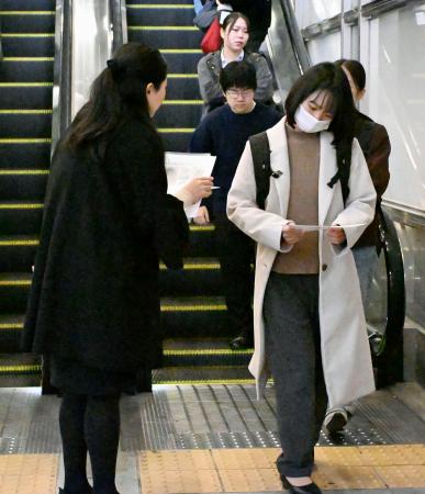 岡山の中3不明3年、情報求める 母親や県警捜査員らがビラ配り | | 全国のニュース 岡山の中3不明3年、情報求める 母親や県警捜査員らがビラ配り | | 全国のニュース