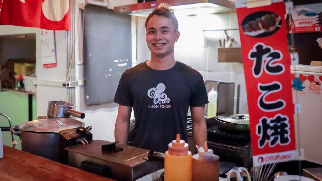 「サッカー選手の夢」を諦め、たこ焼き店主に…スペインで”選手以外の道”を見つけた32歳日本人の挑戦 火災と借金を乗り越え、”夢の続きを生きる”男の軌跡 | PRESIDENT Online(プレジデントオンライン) 「サッカー選手の夢」を諦め、たこ焼き店主に…スペインで"選手以外の道"を見つけた32歳日本人の挑戦 火災と借金を乗り越え、"夢の続きを生きる"男の軌跡 | PRESIDENT Online(プレジデントオンライン)