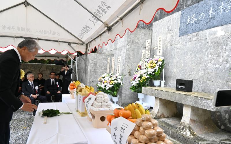本県南方戦没者を追悼 【平和のかたち とちぎ戦後80年】３万１千の犠牲 忘れない　沖縄「栃木の塔」で式典｜朝刊・夕刊ニュース｜下野新聞デジタル
