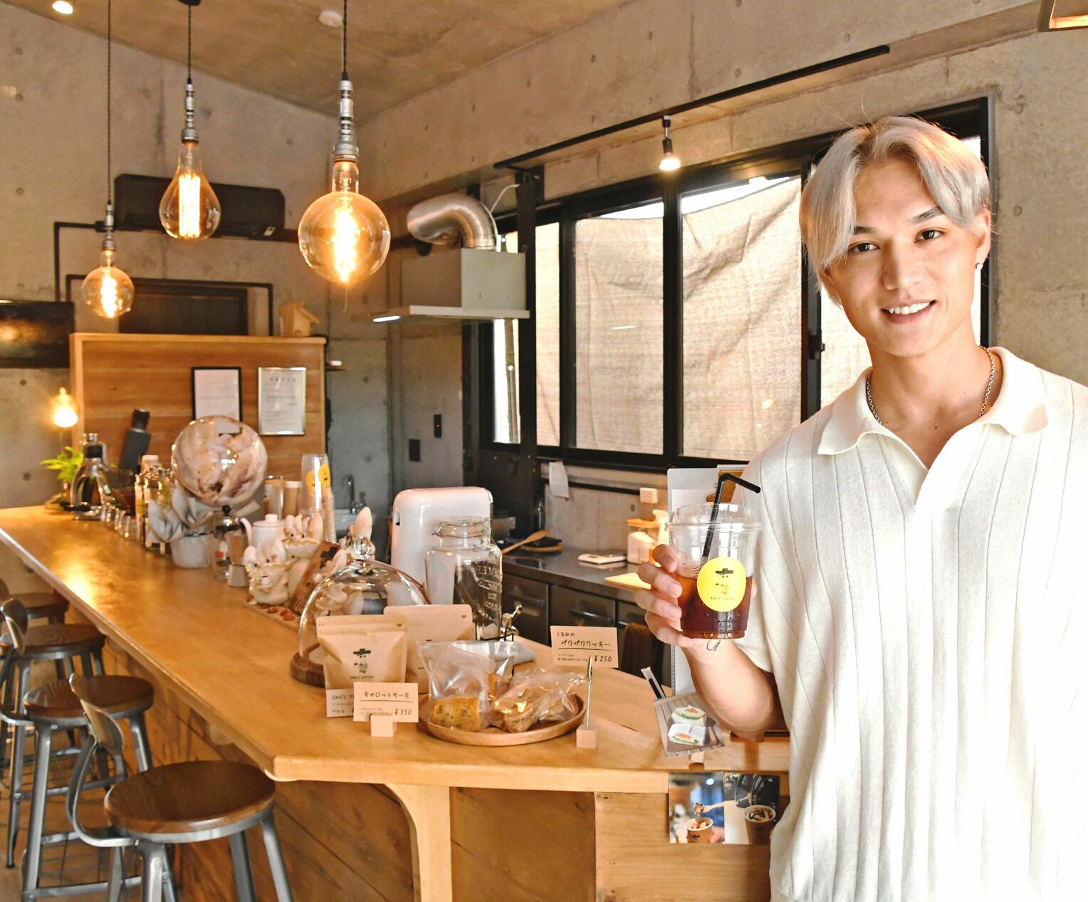 「明日に生きるコーヒーを飲みに来てください」と呼びかける、ＯＮＥ’Ｓ　ＣＯＦＦＥＥの前里明生さん＝９日、南風原町津嘉山