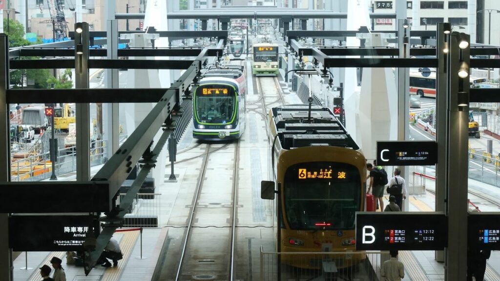 〈全国初の光景〉広島電鉄が不仲説までささやかれたJR西日本と難題を乗り越え実現､｢広島駅ビル2階への路面電車乗り入れ｣の内幕 | 特集 | 東洋経済オンライン