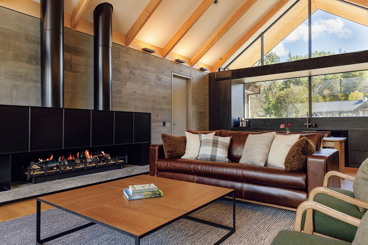 モダンなデザインのストーブが配された広々としたヴィラのリビング。©Lisa Sun Photography