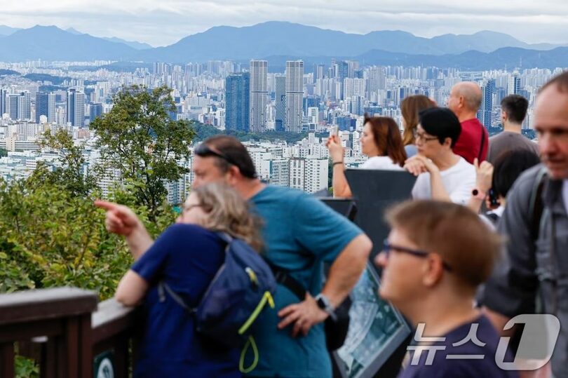 2025年10月12日、ソウル南山で市内の景観を眺める外国人観光客(c)news1