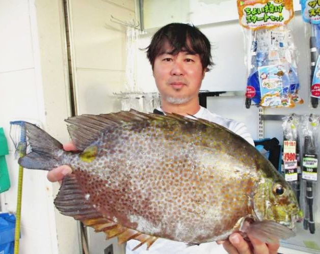 沖縄北部を攻めるカーエーハンター　夜明け前に餌を変えると…ウキが反応、46センチをゲット | 沖縄の釣り情報 有釣天 | 沖縄タイムス＋プラス