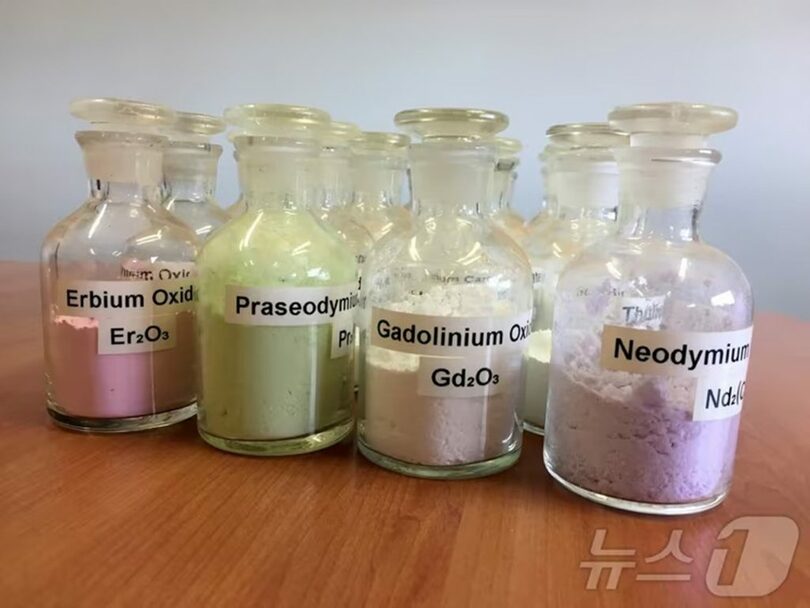 レアアース鉱物が入ったガラス瓶(c)Reuters/news1