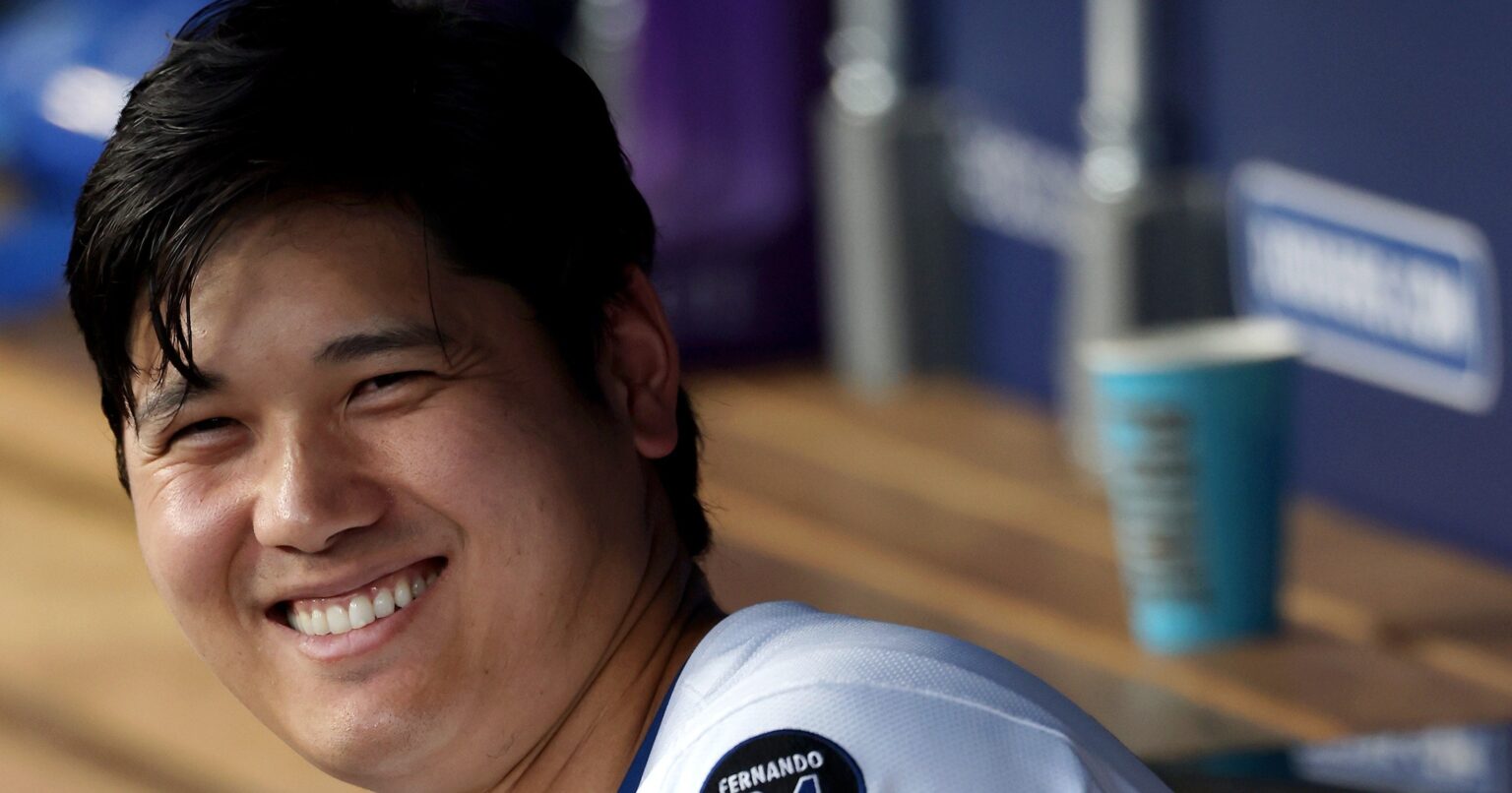 「相棒！」再会トラウトとのハグも…大谷翔平は“動画と写真映え”するデジタル時代のスター「オオタニが微笑んでスペイン語を」LA番記者ズバリ - MLB - Number Web