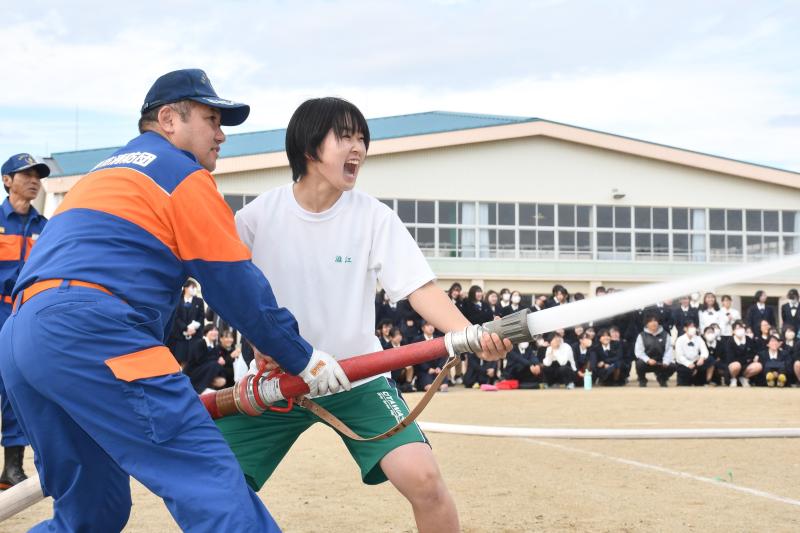 県内女子校で初実施 消防団による防災教育　ホース投げ、放水、災害疑似体験　大田原女高生 理解深める｜朝刊・夕刊ニュース｜下野新聞デジタル