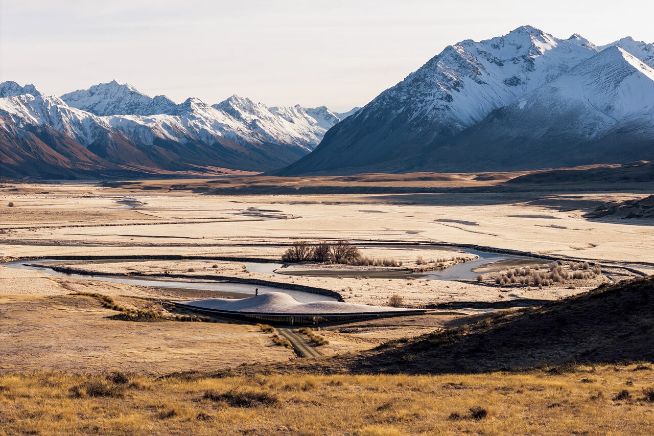 2,000m級の山々が広がるロケーション。蛇行して流れる川の音や鳥の鳴き声が響きわたる。©The Lindis