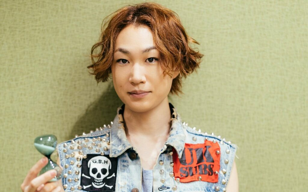 成田昭次の第一印象は｢めちゃくちゃ怖い人｣Rockon Social Club青山英樹が語る｢分け隔てのない｣｢大切な存在｣｢ムードメーカー｣の男闘呼組メンバー、寺岡呼人は…、プレゼント交換も - 双葉社 THE CHANGE