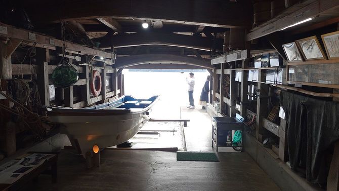 舟屋の1階。ガレージのようになっている