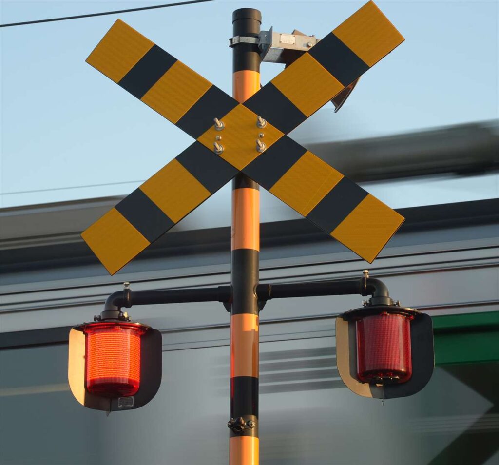 【速報】JR九州・バルーンさが駅の隣の鍋島駅で列車と人が衝突、一時運行見合わせ　11月2日午後6時10分ごろ発生　佐賀市 鹿児島本線、長崎本線、佐世保線、唐津線に運休や遅延が発生 | 行政・社会 | 佐賀県のニュース