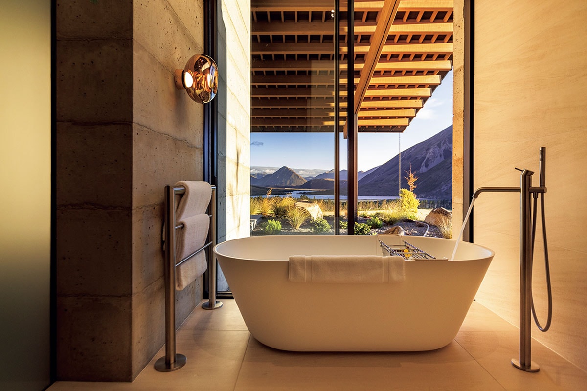 1棟貸しの“ホームステッド”のバスルームからはダイナミックな山景色が一望できる。©Lisa Sun Photography