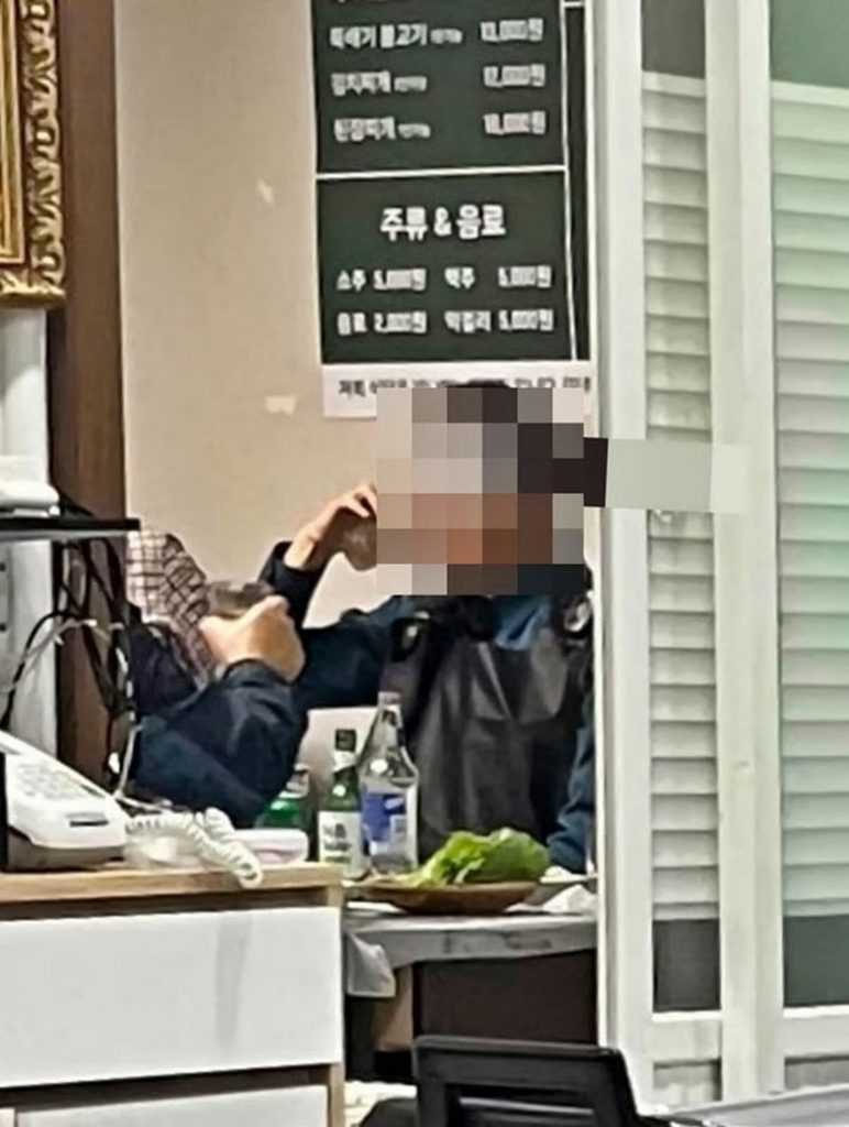 SNSに投稿された「制服姿の警察官が酒を飲んでいた」とする現場の写真(c)MONEYTODAY