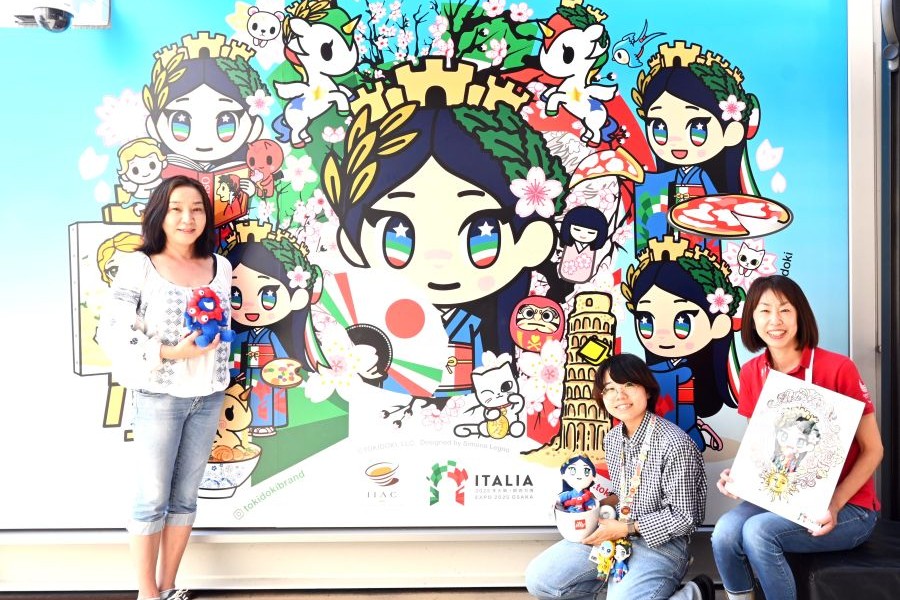 カフェ＆ジェラートイタリアの「イタリアちゃん」イラストの前で