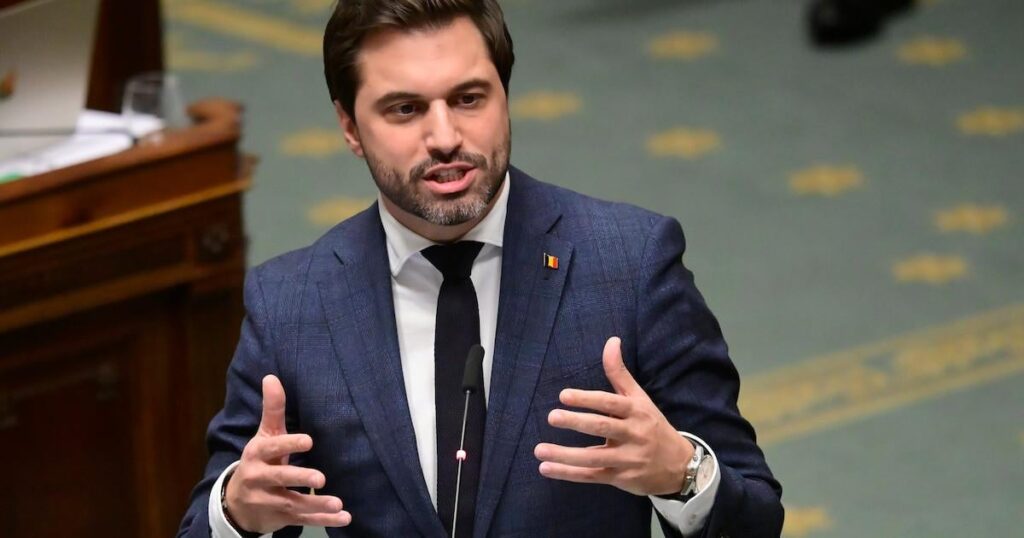 ジョルジュ＝ルイ・ブシェス氏が議会ではなくカタールに出席していることは、「彼は政府への信任投票をするためにここにいるべきだ」という論争を巻き起こしている。