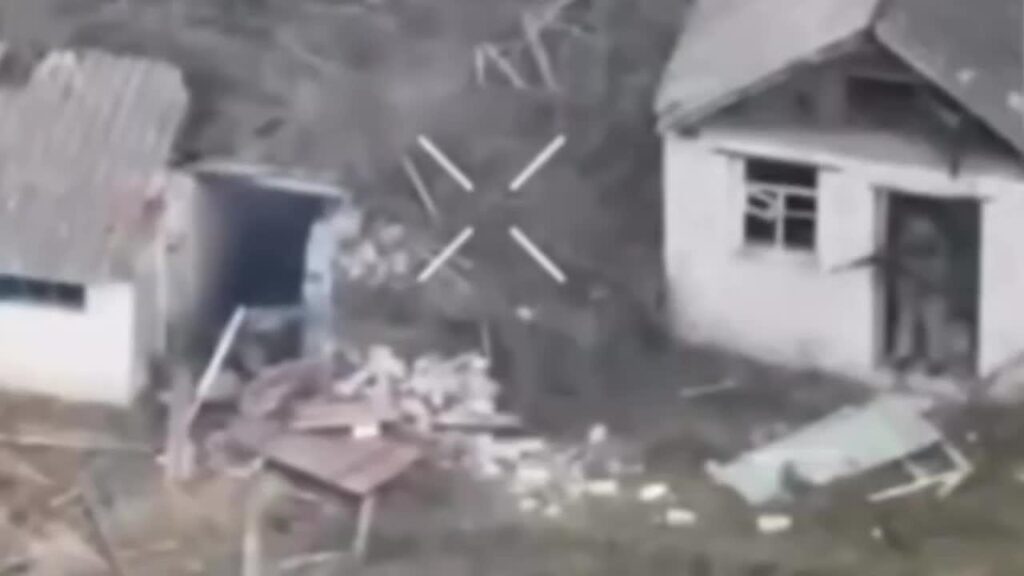 ウクライナの守備隊員が最初に行動し、地下室から出てきたロシアの突撃隊員を小火器で撃破した。