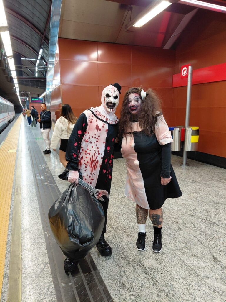 10月31日の夜、マドリードの地下鉄でハロウィーンが行われる