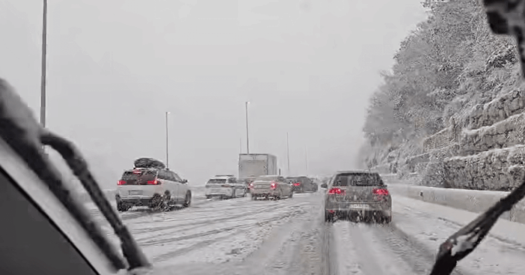 雪によるスプリット近郊の混乱、動画が拡散中：「サマータイヤ愛好家の年次集会…」