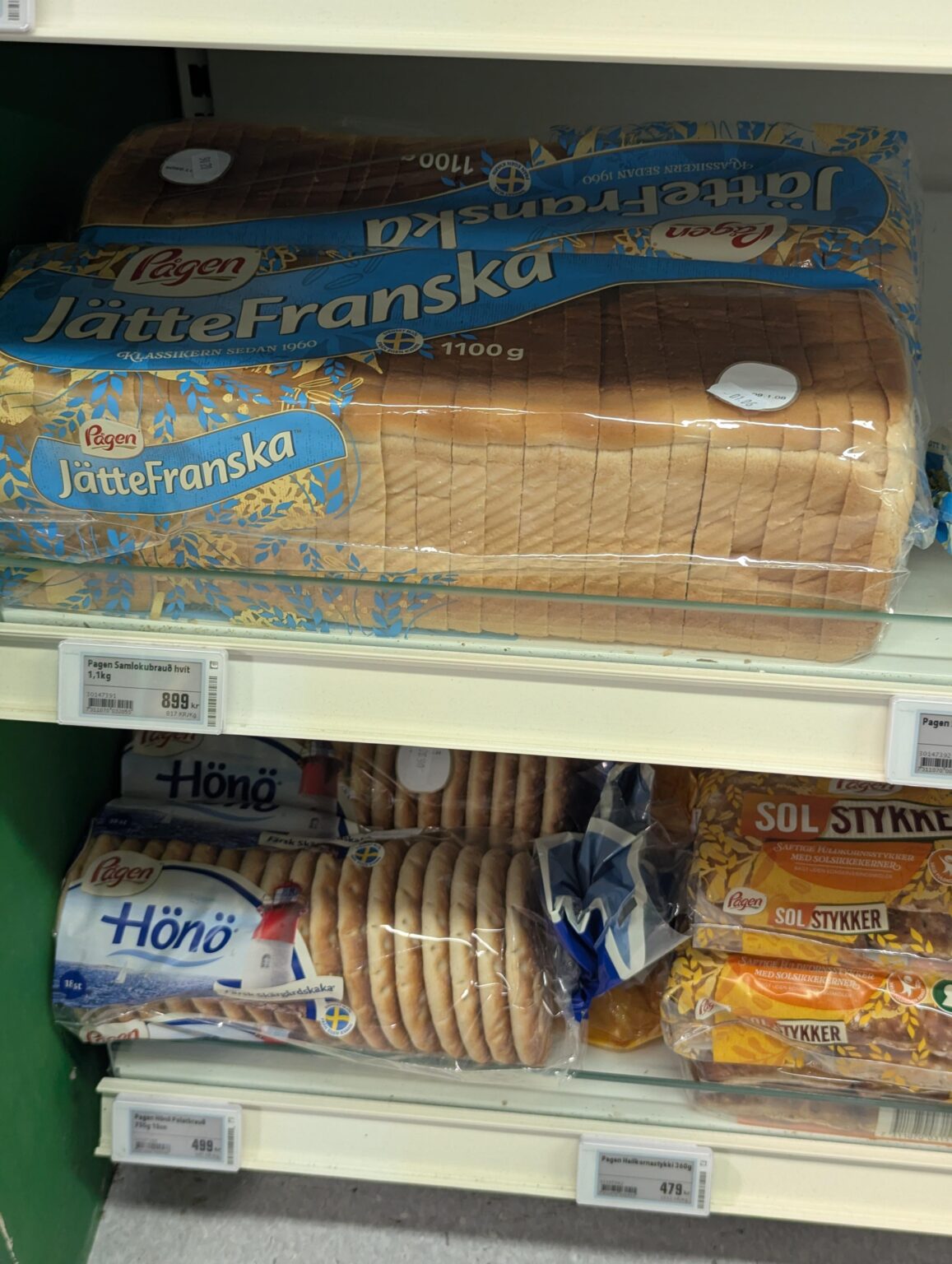 アイスランドの食料品店にある巨大なフレンチとヘノカカ