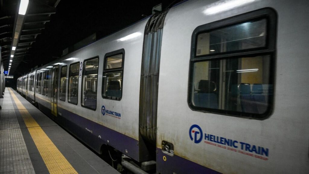 ギリシャの列車: 列車がシンドスで間違った線に入ったことを確認